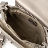 Cartera bandolera color peltre, con diseño acolchado en símil cuero y costuras a tono. Tiene acceso con solapa, correa regulable y asa fija. Cuenta con un bolsillo interno con cierre y un bolsillo externo abierto.