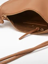 Bandolera marrón de poliuretano con textura napa, un compartimento principal con cierre de cremallera y bolsillo interior con cremallera. Tiene asa larga tubular y logo grabado.
