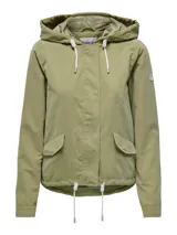 Chaqueta color verde oliva con capucha, cierre frontal con cremallera y botones a presión, bolsillos laterales con solapa y cordón ajustable en la cintura y en el ruedo.
