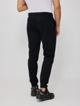 Pantalón deportivo tipo jogging color gris, confeccionado en 60% algodón y 40% poliéster, con cintura elástica ajustable con cordón.