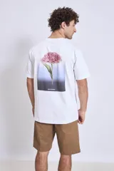 Remera blanca de algodón con cuello redondo y logo pequeño estampado en el pecho.