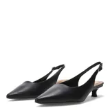 Zapato negro de cuero liso, estilo slingback (con tira ajustable en el talón), punta fina y taco bajo curvo.