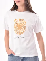 Remera rosa con estampado de labios rojos y texto con tipografía retro.