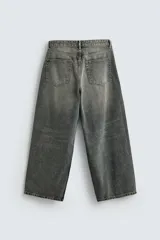 Pantalón de jean gris oscuro, de corte holgado y amplio en toda la pierna. Tiro medio y tejido rígido.