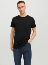 Camiseta negra de manga corta con cuello redondo y corte largo.