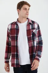 Sobrecamisa de franela a cuadros grandes en tonos azul, blanco y rojo.