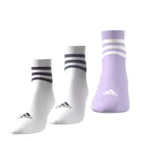Pack de tres pares de medias Adidas de largo medio, con tres rayas horizontales en el borde superior y logo de la marca en el empeine. Un par es blanco con rayas moradas, otro es blanco con rayas grises y el tercero es lila con rayas blancas.