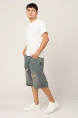 Bermuda de jean azul con efecto lavado y roturas en la parte delantera.