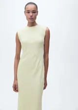 Vestido midi color amarillo pálido, de corte recto y sin mangas, con cuello redondo y efecto arrugado.