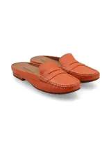 Zueco color naranja de cuero con diseño tipo mocasín y sin talón.