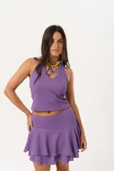 Minifalda violeta con volados y textura arrugada.