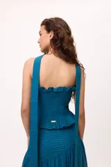 Top strapless azul con bufanda integrada, confeccionado en tejido texturizado.