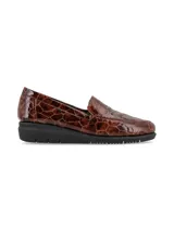Zapato mocasín de cuero sintético color negro con textura símil cocodrilo.