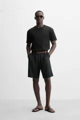 Camiseta negra de algodón de corte regular, con cuello redondo con ribete doble y mangas cortas.