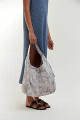 Bolso tote grande color marfil con estampado craquelado en blanco, con asas de cuero fino color beige.