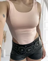 Body rosado de breteles con escote cuadrado y corte cavado en la cadera.