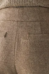 Pantalón de tiro alto color marrón con textura, pierna recta y bolsillos laterales.