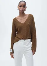 Sweater marrón de punto grueso con cuello en V y mangas largas.