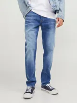 Jean de calce tapered, color azul denim, con tiro alto, rodilla cómoda y abertura de pierna ceñida.