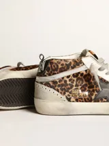 Zapatillas Golden Goose modelo Mid Star de media caña, con estampado de leopardo, estrella negra de cuero en el lateral, detalles en gamuza gris y cordones grises.
