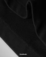 Remera negra de algodón premium de 300 gramos con estampado frontal con el logo de la marca.