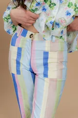 Pantalón de gabardina elastizada a rayas verticales de colores pastel.