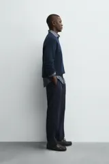 Jersey azul marino de punto, corte regular fit, con cuello redondo y manga larga.