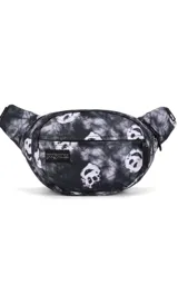 Riñonera JanSport Fifth Avenue con estampado de calaveras en blanco y negro.