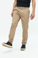 Pantalón chino clásico color beige, de corte recto, con bolsillos laterales y traseros.