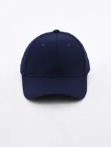 Gorra de béisbol negra con visera curva y botón superior.
