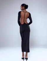 Vestido largo negro con espalda descubierta y mangas largas.