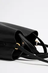 Bolso pequeño en color marrón, con diseño minimalista y dividido en tres compartimentos, fabricado en piel con detalles en metal dorado.