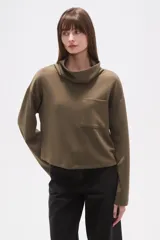 Buzo negro de manga larga con cuello alto tipo chimenea y un bolsillo cuadrado en el pecho.