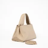 Bandolera color beige con correa ajustable y asa corta.