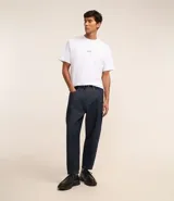 Remera masculina de corte boxy color blanco, con cuello redondo y mangas cortas. Presenta estampa lettering en el frente y photoprint en alto relieve en la espalda.