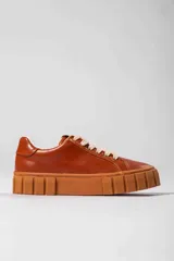 Zapatillas acordonadas color marrón con suela track.