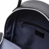 Mochila negra de cuero sintético con cierre superior y bolsillo frontal con cierre. Tiene asa de mano fija, correas regulables, herrajes plateados y logo de la marca en el frente. El interior está forrado en tela de algodón y poliéster y cuenta con un bolsillo con cierre y dos bolsillos abiertos.