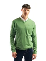 Sweater negro de punto con cuello en V, de calce regular.