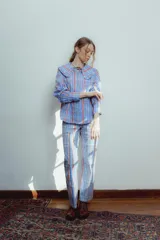 Pantalón largo de gabardina elastizada a rayas verticales azules, rojas y naranjas.