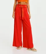 Pantalón acampanado de lino color celeste, con bolsillos, cinturón bordado y pliegues delanteros.