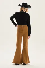 Pantalón de jean estilo oxford de tiro alto, color camel.