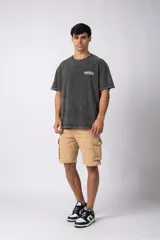 Remera gris oscuro con efecto gastado, de algodón peinado, con cuello redondo y estampado pequeño en el pecho.