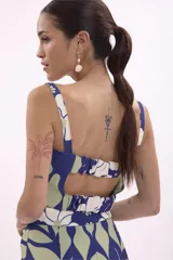 Crop top con estampado floral en tonos azul, blanco, verde y rosa.