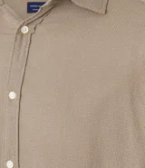 Camisa de hombre color verde menta, confeccionada en algodón texturizado con patrón melange. Presenta cuello inglés, manga larga y abotonado frontal. El corte es de estilo comfort, más generoso en sus medidas para mayor comodidad.