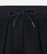 Bermuda masculina color marrón oscuro, confeccionada en tela French Terry, con cintura elástica y cordón de ajuste. Presenta bolsillos cargo funcionales a los lados.