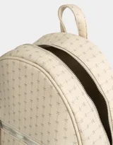Mochila negra de cuerina con bolsillo frontal con cierre, correas regulables, manija superior, cierre superior y tag de metal.