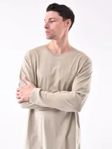 Remera blanca de manga larga con cuello redondo y corte regular.