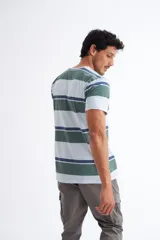 Remera de manga corta con diseño a rayas en tonos verdes y azul marino, confeccionada en algodón.