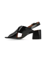 Sandalias negras de charol con tiras cruzadas, tacón cuadrado y pulsera al tobillo con hebilla metálica.