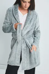Bata gris con estampado de flores y animales, con cuello esmoquin, lazo para ajustar en la cintura y bolsillos laterales.